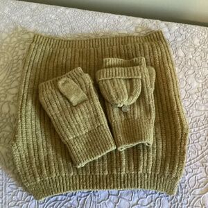 Neck warmer and fingerless gloves set